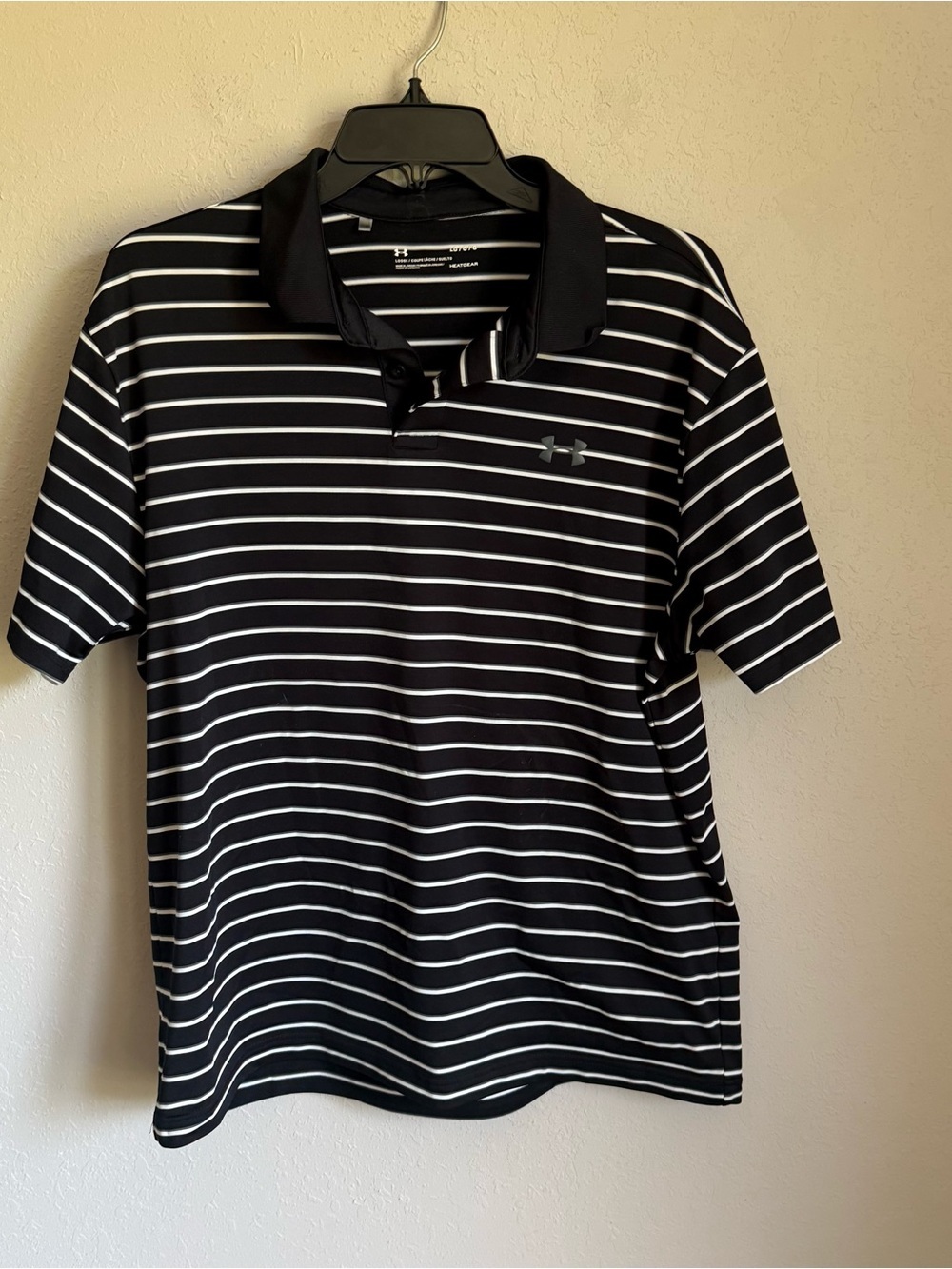 Men’s XL Black and White Stripes Under Armour Heatgear Golfing Breathable Polo